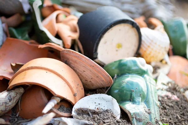 Bahçedeki birkaç parça kırık terra cotta çömleği manzarası..