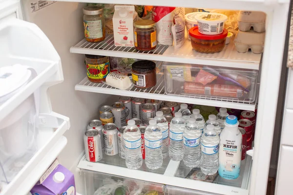 ロサンゼルス カリフォルニア州 アメリカ 2020 平均的なアメリカの家庭で在庫のある冷蔵庫の眺め — ストック写真