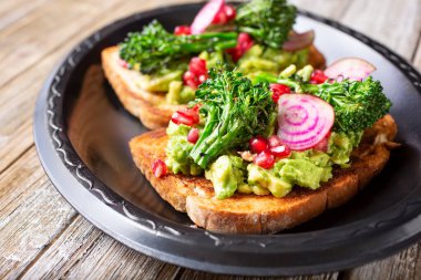 Avokado tostu manzarası.