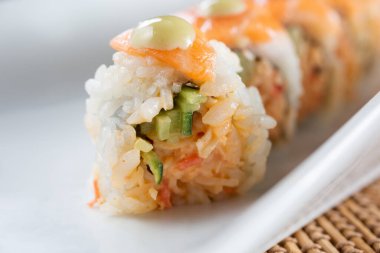 Turuncu ejderha suşi tabağının ön kısmının yakın çekim görüntüsü..