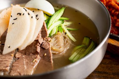 Bir kase soğuk karabuğday eriştesi..