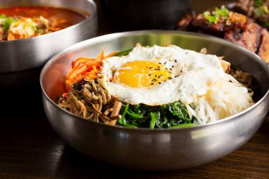 Bir kase bibimbap manzarası..