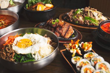 Masadaki birkaç Kore başlangıç yemeğinin görüntüsü..