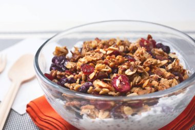 Granola soslu chia pudingi manzarası..