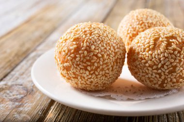 Bir tabak Çin susam topunun görüntüsü..