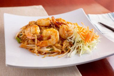 Tayland usulü karides tabağı manzarası.