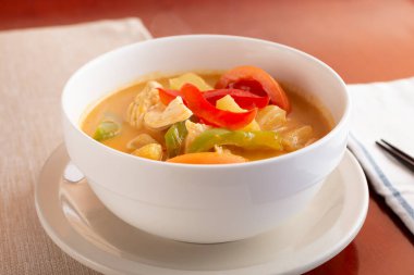 Sergilenen bir kase ananas körisinin manzarası.