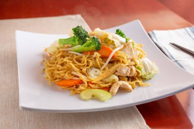 Bir tabak chow mein manzarası.