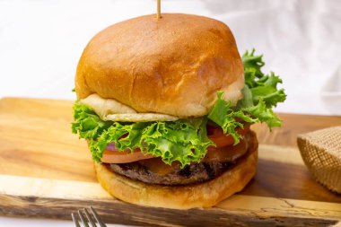 Köy ahşap kesim tahtasındaki çizburger manzarası.