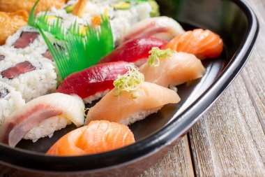 Çeşitli bir nigiri ve rulo suşi tabağı manzarası..