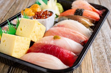 Çeşitli bir tabak nigiri suşinin yakın plan görüntüsü..