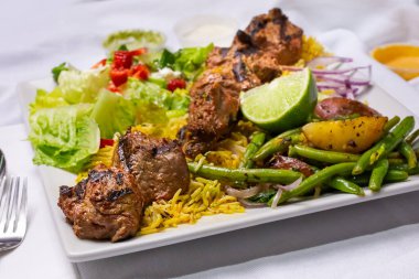 Bir tabak sığır kebabı manzarası.