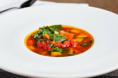 Bir kase sebze çorbası yakın plan görüntüsü..