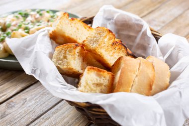 Bir sepet ekmek manzarası..