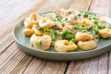 Bir tabak tortellini carbonara manzarası.