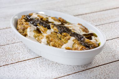 Kashk bademjan adlı bir İran patlıcan sosu manzarası.