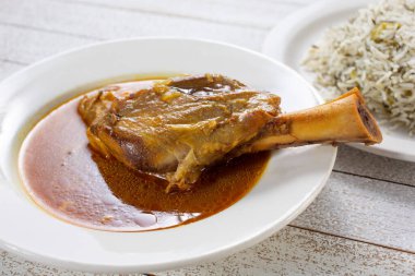 Bir tabak ağır ateşte pişmiş kuzu inciği manzarası.