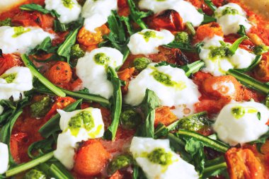 Margherita pizzasının yakın plan görüntüsü..