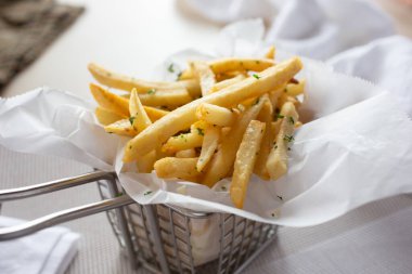 Bir sepet baharatlı patates kızartması..
