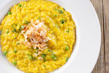 Bir tabak safran risotto 'nun yukarıdan görünüşü.
