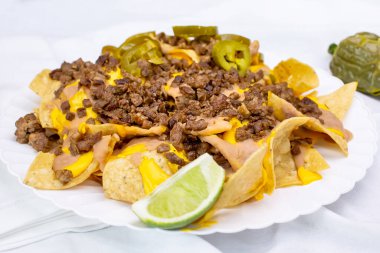 Restoranda ya da mutfak ortamında bir tabak karne asada nachos manzarası..