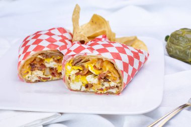 Kahvaltıda kesilmiş burrito manzarası..