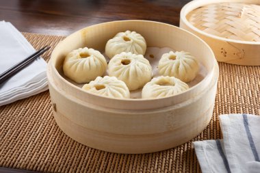 Çin baozi 'si dolu bambu buharlı bir gemi manzarası..