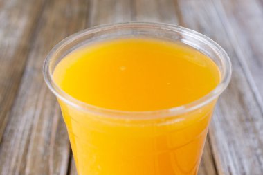 Bir fincan taze sıkılmış portakal suyunun yakın çekim görüntüsü..