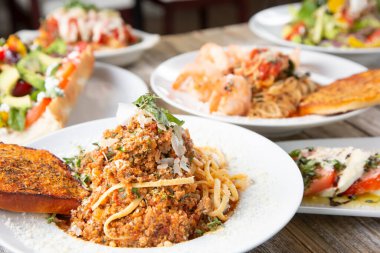 Bir masa yüzeyindeki birkaç Akdeniz başlangıç yemeğinin görüntüsü.