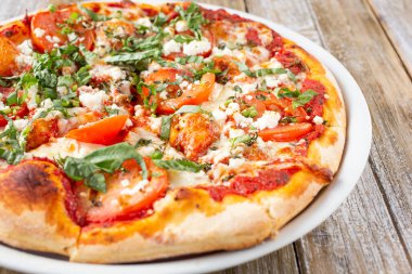 Kırsal bir Margherita pizzası manzarası.