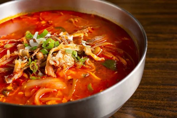 Bir kase Kore baharatlı et çorbasının yakın plan görüntüsü..