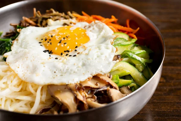 Een Dichtbij Uitzicht Van Een Bibimbap Kom — Stockfoto