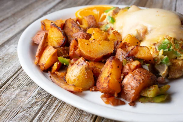 View Breakfast Plate Featuring Roasted Potatoes Melted Cheese Omelet — Stock Photo, Image