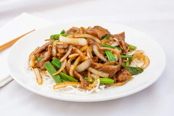 Bir tabak Moğol bifteği manzarası.