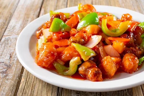 Bir tabak tatlı ve ekşi domuz eti..