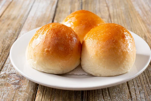 Bir tabak kızarmış domuz çöreği manzarası..