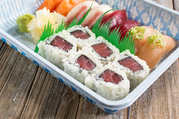 Çeşitli bir rulo ve nigiri suşi tabağı manzarası.
