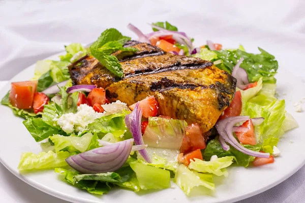 Une Vue Sur Une Salade Saumon Méditerranéenne — Photo