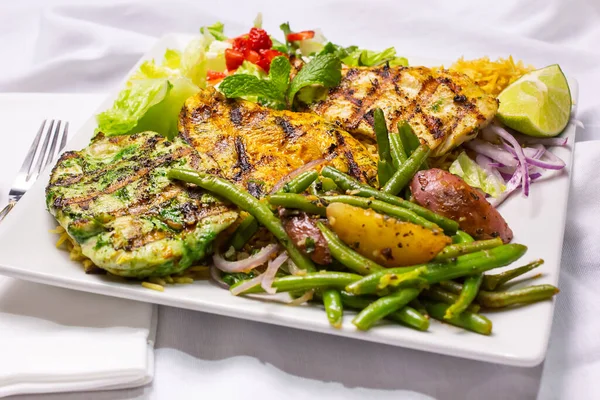 Una Vista Plato Pechuga Pollo Parrilla Tres Maneras —  Fotos de Stock