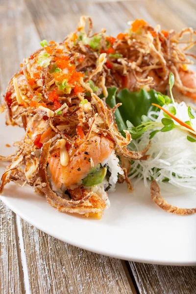 Çıtır soğanlı somon rulosu manzarası..