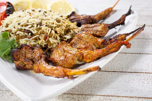 Pers usulü kuzu pirzolası manzarası.