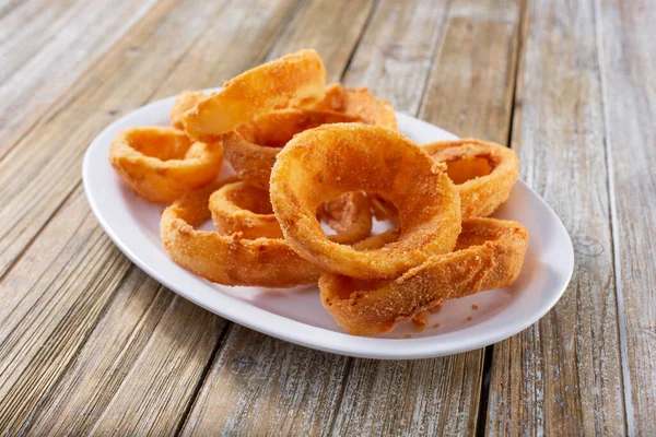 Bir tabak soğan halkası manzarası.