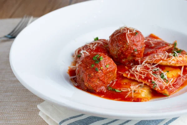 Bir tabak mantı ve köftenin yakın plan görüntüsü..