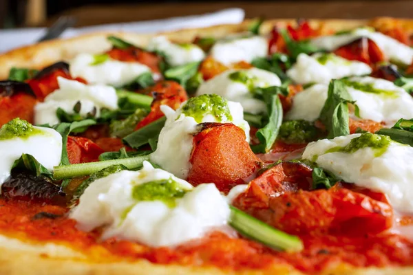 Margherita pizzasının yakın plan görüntüsü..