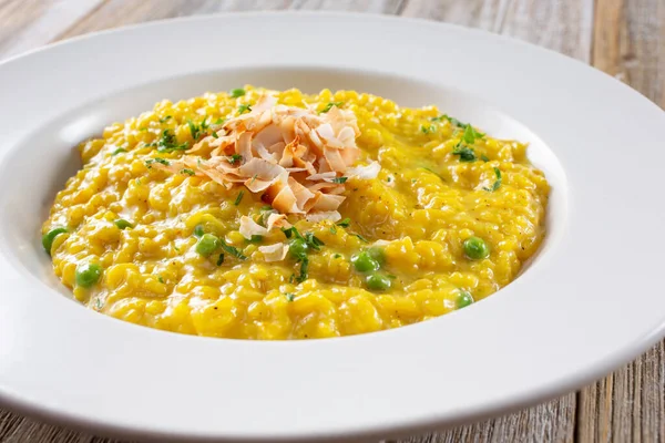 Bir tabak safran risotto manzarası..