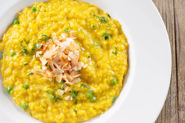 Bir tabak safran risotto 'nun yukarıdan görünüşü.