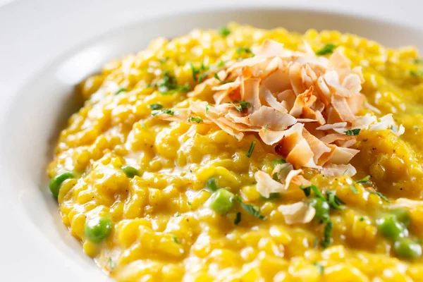 Bir tabak safran risotto manzarası..