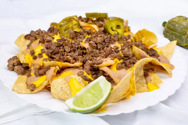 Restoranda ya da mutfak ortamında bir tabak karne asada nachos manzarası..