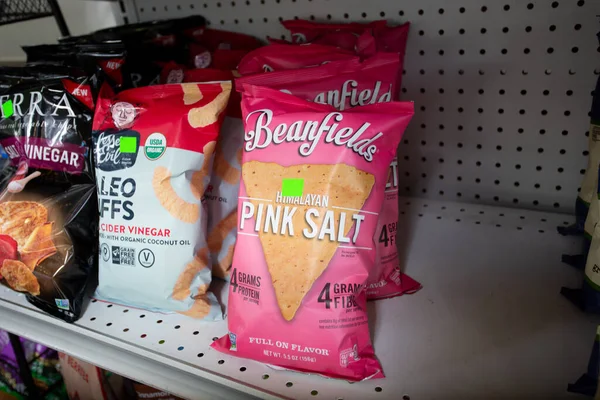 Los Angeles, Kaliforniya, ABD - 10-25-2021: Yerel bir markette görülen, Beanfields Himalayan Pembe Tuz aromalı çeşitli çerez paketlerinin görüntüsü.