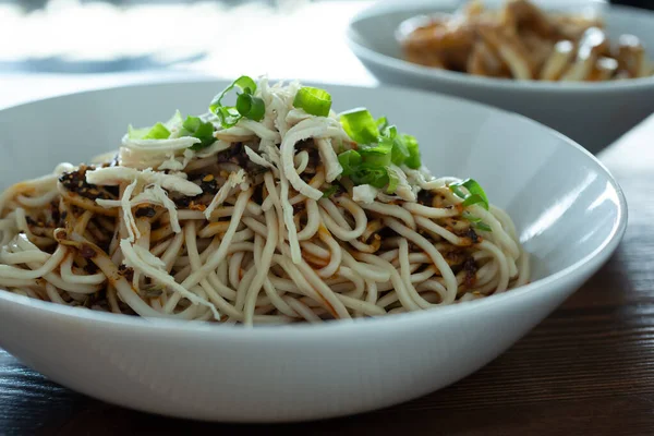 Bir kase Dan noodle ve doğranmış tavuk manzarası..